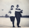 1938 Jan en Jo Beers aan het schaatsen