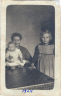 1924 Anna Kok als meisje van 10 jaar bij een buurvrouw met kind