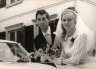 1968-10-10 trouwfoto Jan Vleugel en Carla Beers, bij de auto