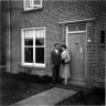 1958 Wim en Nel Stam voor hun huis in Oudheusden