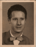 1957 pasfoto van Wim Stam met strik