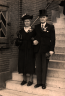1949-08-17 #15 Freek Stam en Henderina den Draak voor het stadhuis