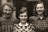 1953 Saar van Noort met haar dochter Nel Warnaar en hun buurvrouw in de Callenburgstraat