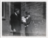 1938 Cor en Saar Warnaar met hun eerste dochter Nel als baby