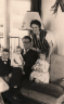 1965 het gezin Stam in hun huiskamer aan de Brederolaan